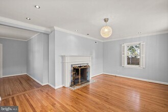 10130 Blake Ln in Oakton, VA - Foto de edificio - Building Photo