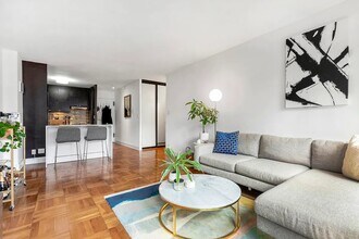 333 E 34th St in New York, NY - Building Photo - Building Photo