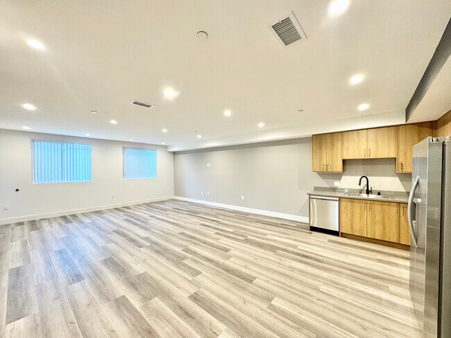 11155 Huston St-Unit -204 in Los Angeles, CA - Building Photo - Building Photo