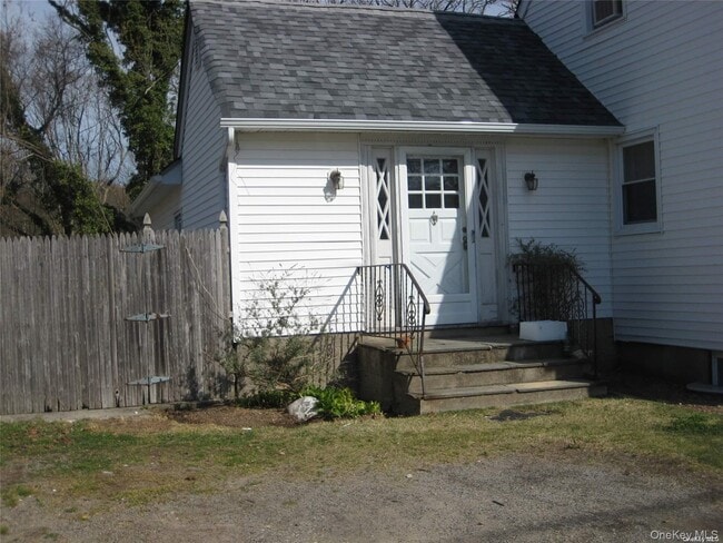 property at 117 Blydenburgh Ave