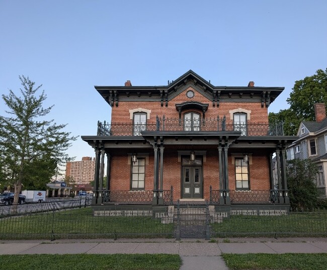 250 Center St, Unit 2 in Winona, MN - Foto de edificio - Building Photo