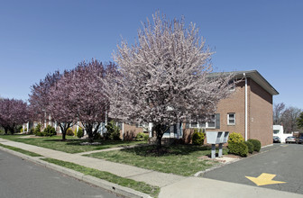 Highland Green Apartments in Avenel, NJ - Foto de edificio - Building Photo