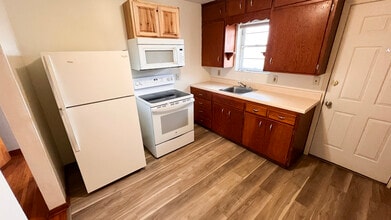 611 Cherry St, Unit C in Jefferson City, MO - Building Photo - Building Photo