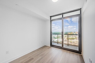 86 Dundas St E in Mississauga, ON - Building Photo - Building Photo