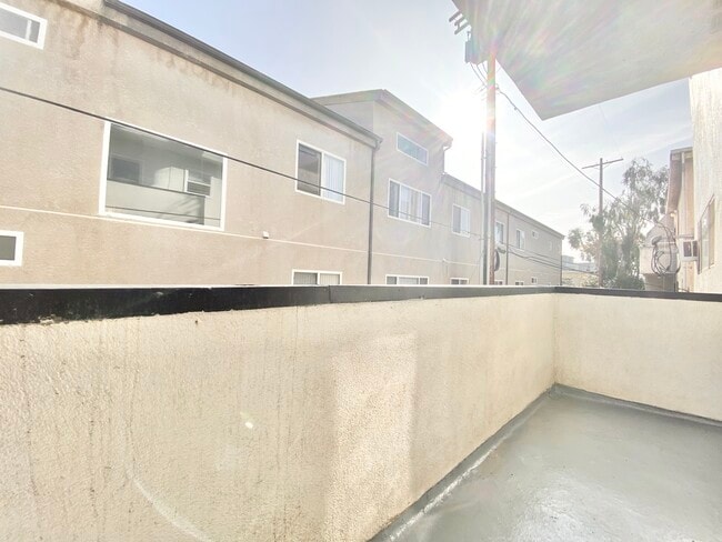 5728 Camellia Ave in Los Angeles, CA - Building Photo - Building Photo