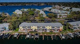 5196 Beach Dr SE in St. Petersburg, FL - Building Photo