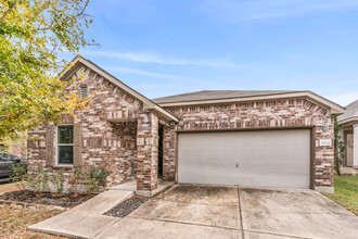 7004 Ashen Ln in Austin, TX - Foto de edificio - Building Photo