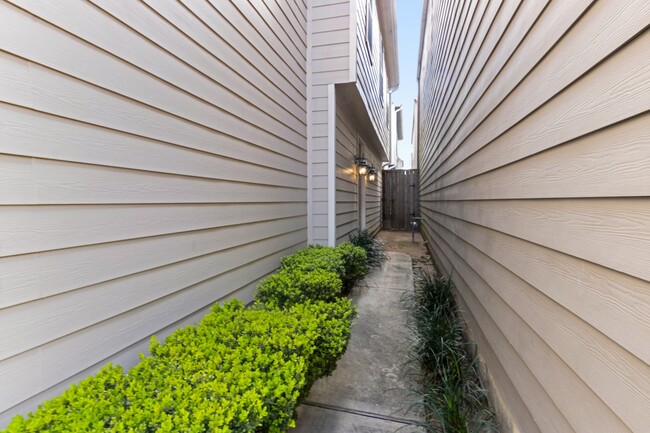 property at 2917 Clinton Dr