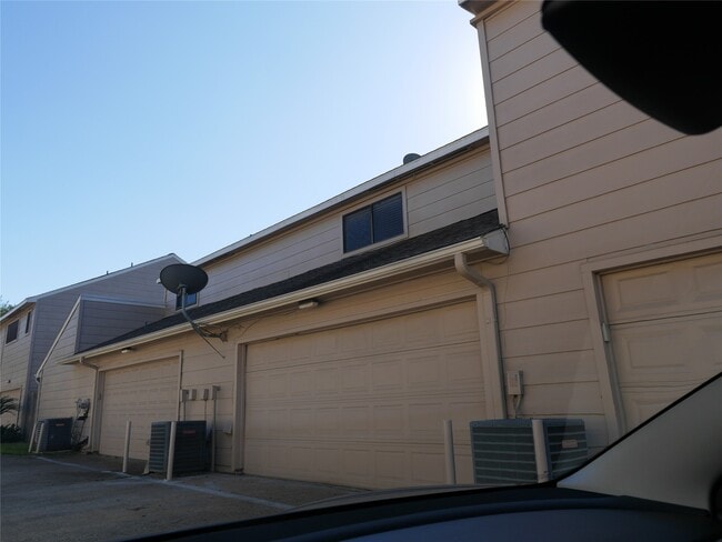 13840 Hollowgreen Dr