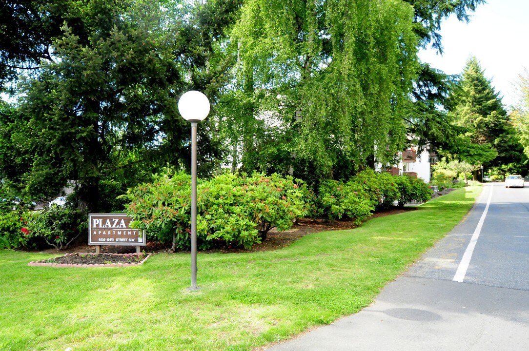 Plaza 44 Apartments in Lynnwood, WA - Building Photo