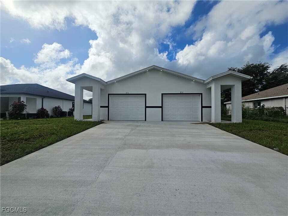 876 Apartment St in Lehigh Acres, FL - Building Photo