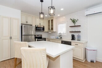 102 S Lockwood Dr in Houston, TX - Building Photo - Building Photo