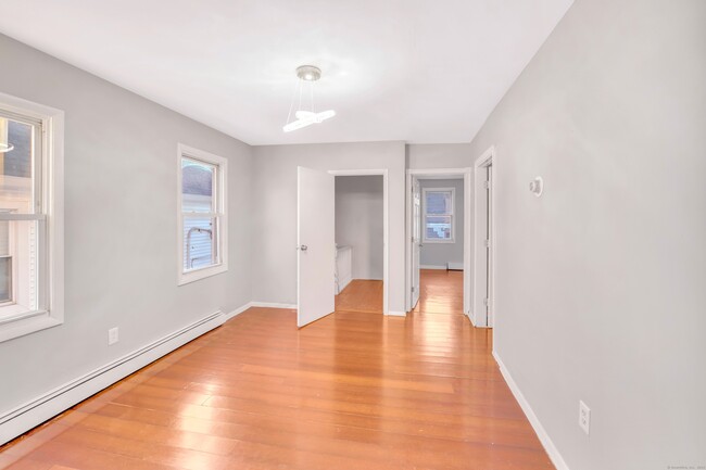 22 Adams St Ext-Unit -2 in Waterbury, CT - Building Photo - Building Photo