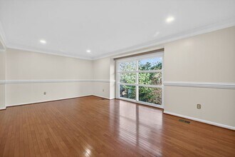9250 Three Oaks Dr in Silver Spring, MD - Building Photo - Building Photo