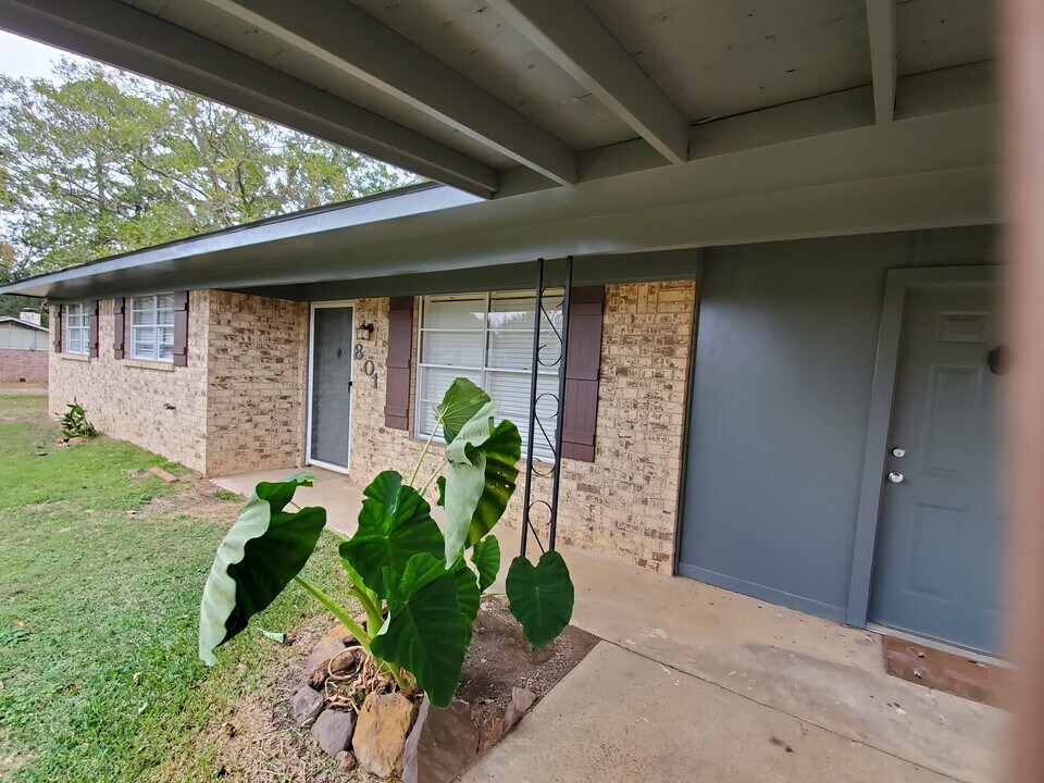 801 S Foster St in Linden, TX - Building Photo