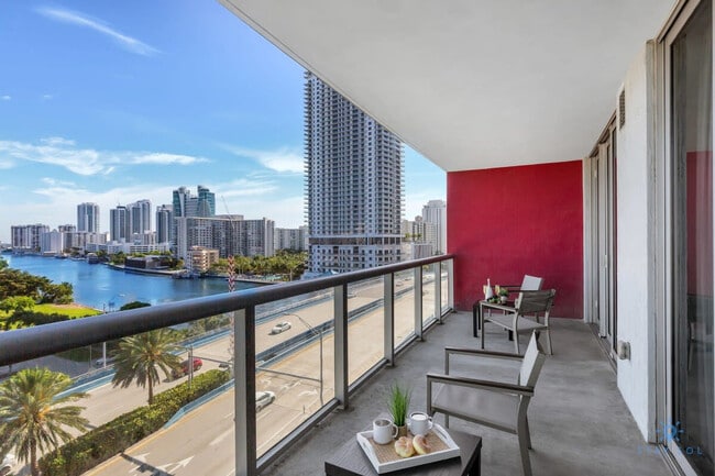 2602 E Hallandale Beach Blvd in Hallandale Beach, FL - Building Photo - Building Photo