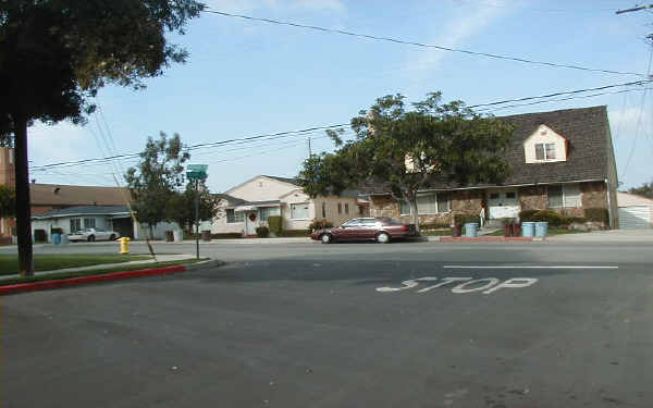 1217-1229 E Mariposa Ave in El Segundo, CA - Foto de edificio