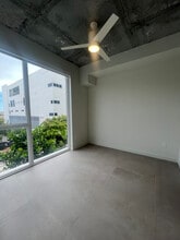 102 NW 30th St, Unit A4 in Miami, FL - Foto de edificio - Building Photo