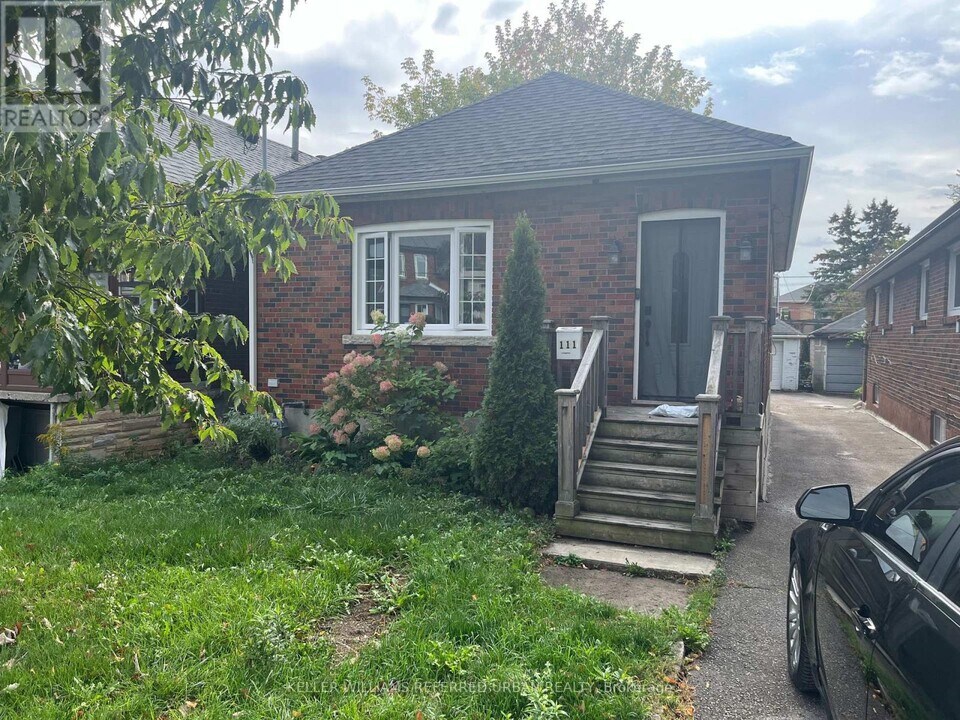 111 Clovelly Ave in Toronto, ON - Building Photo
