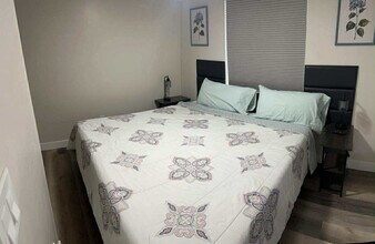 4762 Voltaire St in San Diego, CA - Foto de edificio - Building Photo