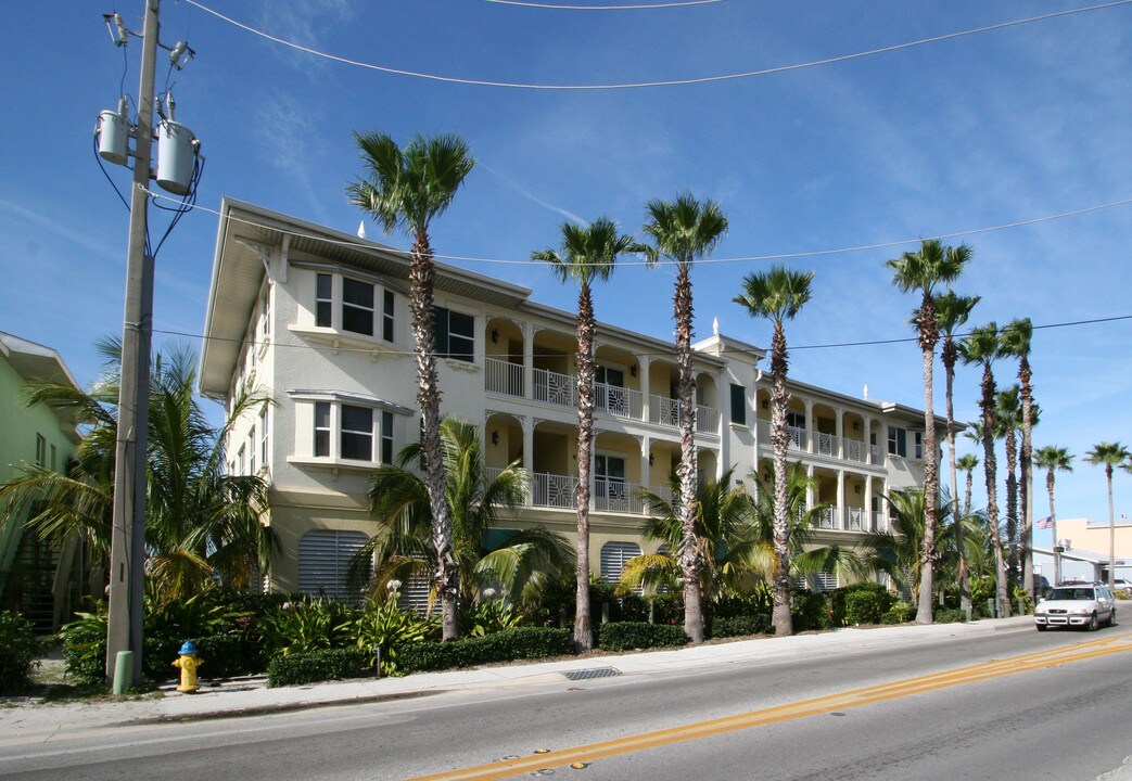 Sand Castle in Bradenton Beach, FL - Foto de edificio