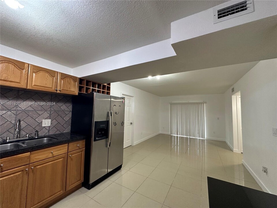 6480 W 27th Ct in Hialeah, FL - Building Photo