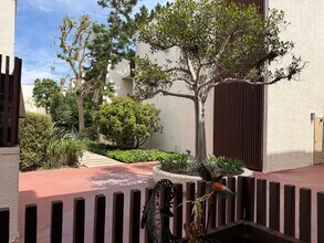 5900 Canterbury Dr, Unit A123 in Culver City, CA - Foto de edificio - Building Photo