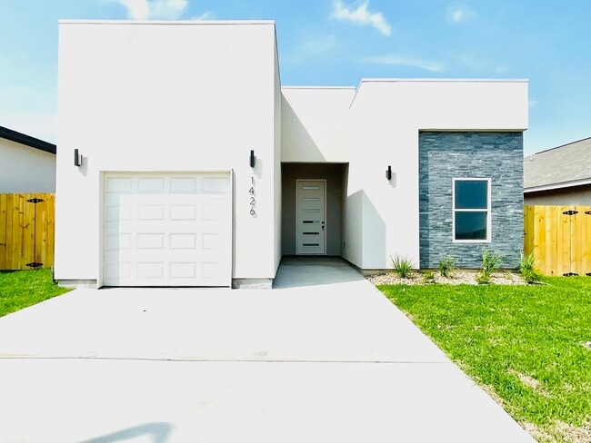 1426 Los Estribos Dr