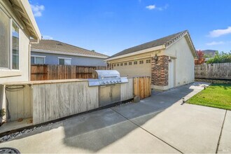 1716 Newark Ln in Suisun City, CA - Foto de edificio - Building Photo