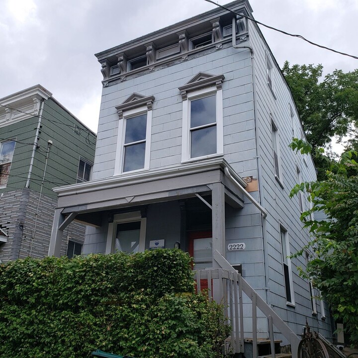 2222 Flora St in Cincinnati, OH - Building Photo