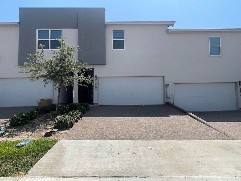 9905 Kaspar Dr in Laredo, TX - Building Photo
