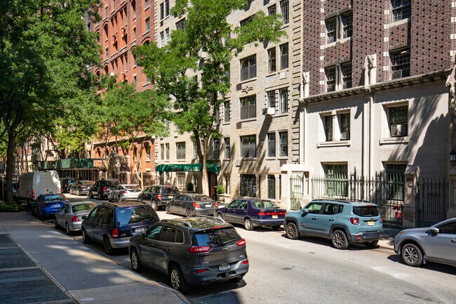 17 W 67th St in New York, NY - Foto de edificio - Building Photo