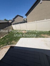 2083 N Raspberry Dr in Saratoga Springs, UT - Building Photo - Building Photo