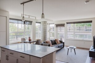 330 3rd Ave W in Seattle, WA - Building Photo