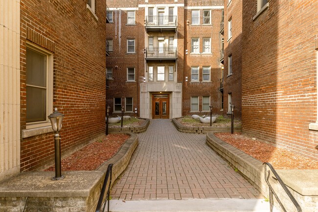 Plaza Court in Montréal, QC - Building Photo - Building Photo