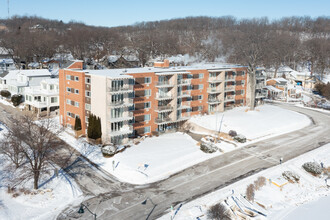 Fontana Shores Condominiums in Fontana, WI - Foto de edificio - Building Photo