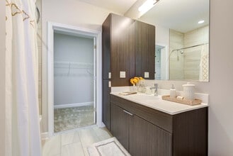 LOREN in Falls Church, VA - Foto de edificio - Building Photo