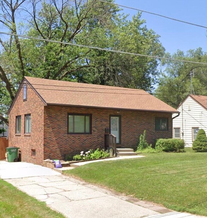1122 69th St in Windsor Heights, IA - Building Photo