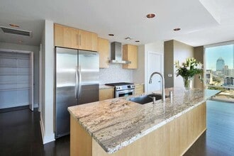 300 Bowie St in Austin, TX - Building Photo - Building Photo