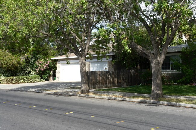 1710 Oak Ave in Redwood City, CA - Foto de edificio - Building Photo