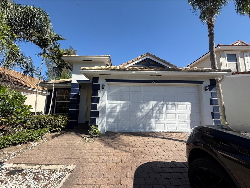 325 Mulberry Grove Rd in Royal Palm Beach, FL - Building Photo