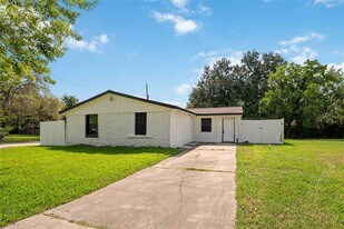 2101 W Gulf St in Baytown, TX - Building Photo