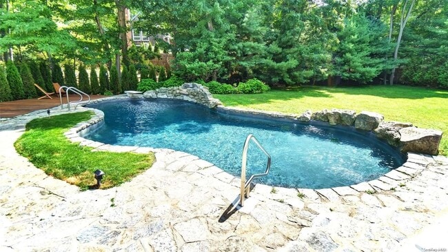 4 Scrimshaw Dr in Southampton, NY - Foto de edificio - Building Photo