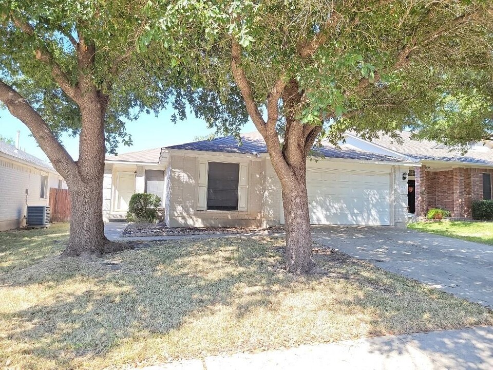 3920 Whitey Ford Way in Round Rock, TX - Building Photo