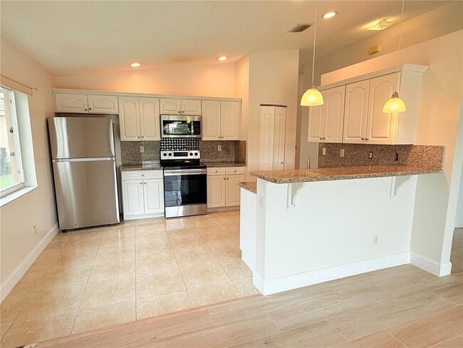 10242 SW 24th St in Miramar, FL - Building Photo - Building Photo