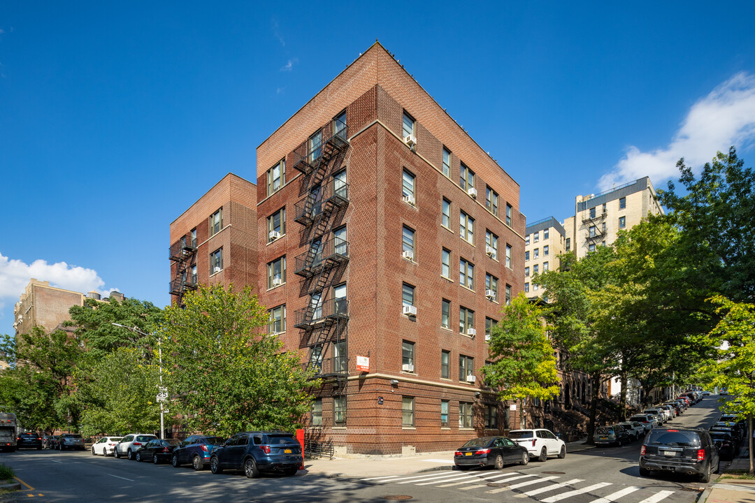 690 Riverside Dr in New York, NY - Building Photo