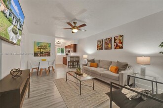 361 NW 103rd St, Unit 1 in Miami, FL - Foto de edificio - Building Photo