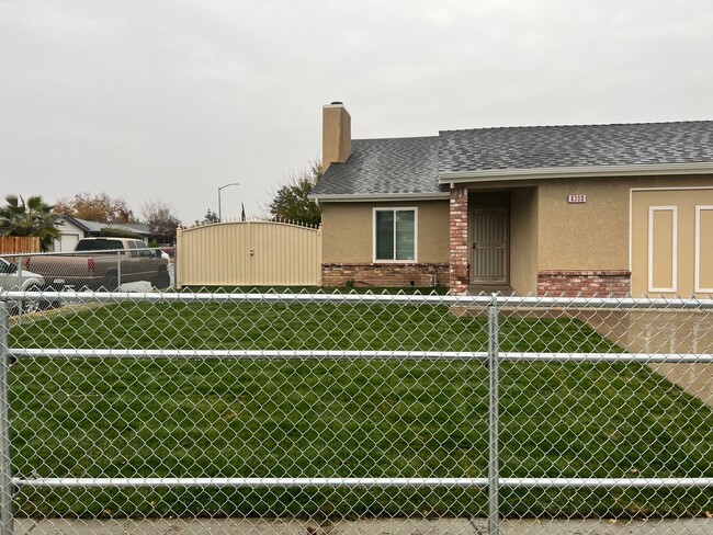 4390 N Forestiere Ave in Fresno, CA - Building Photo - Building Photo