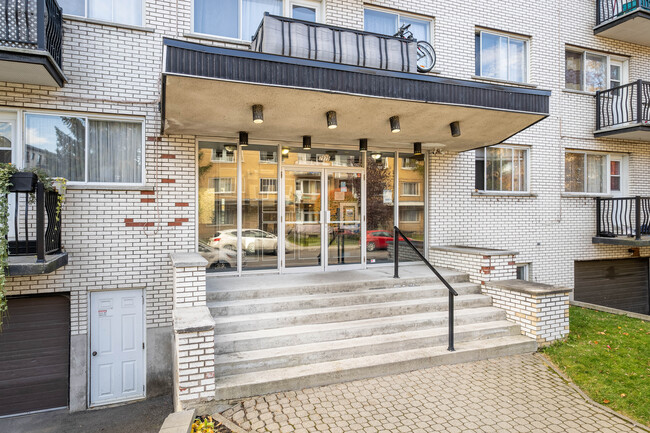 2973 Louis-Paré Rue in Montréal, QC - Building Photo - Building Photo