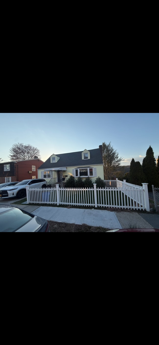 77 Bennett Ave, Unit 1 in Yonkers, NY - Foto de edificio - Building Photo